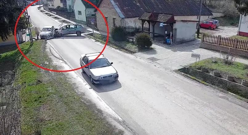 Nyílegyenes szakaszon dobta el az autót, kis híján halálos baleset lett a vége!