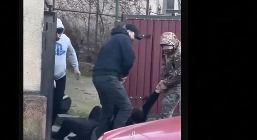 Újabb kényszersorozási videó Kárpátaljáról: egy férfit vittek el Huszton