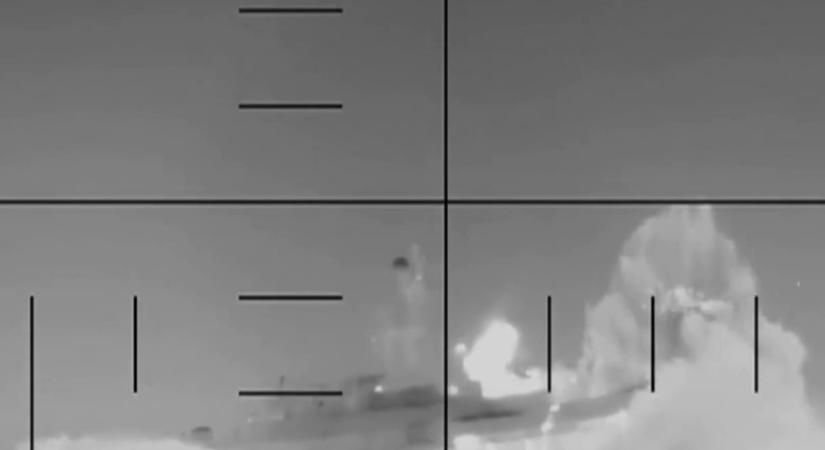 Videón, ahogy az amerikai tengeralattjáró megtorpedózza az iráni hadihajót