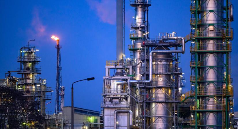 A Közel-Kelet megbénította az energiapiacot, a németek mégis pezsgőt bonthatnak: ismét megúszták az amerikai szankciókat – zavartalanul működik a Rosznyefty leánya