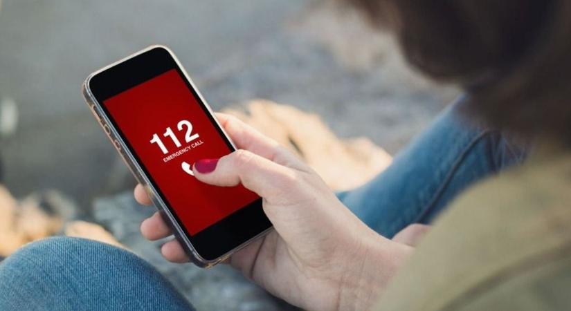 Elképesztő hívások a 112-n – dalolva jelentette fel a rendőrséget  videó