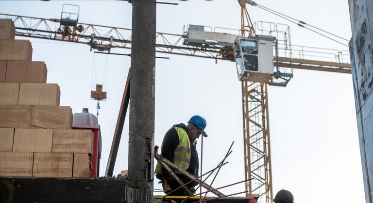 Kritikus év előtt a kulcságazat, egyszerre támad a lánctartozás és a munkaerőhiány