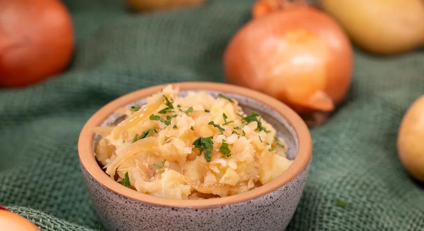 A legegyszerűbb köret, amit sült húsok mellé készíthetsz: hagymás tört burgonya