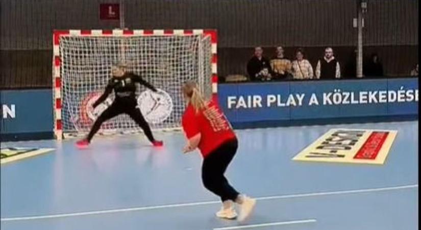 Rendőr állt a kapuba a DVSC-meccsen – hetesdobó versennyel hívták fel a figyelmet a biztonságos közlekedésre