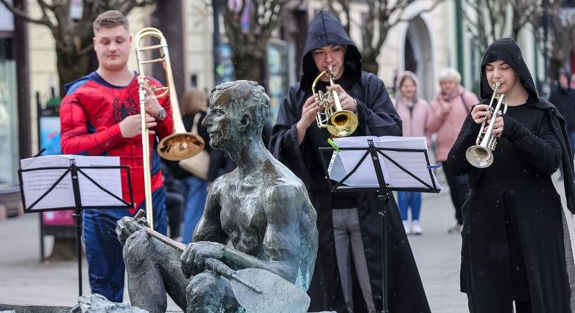 Szuperhősök fújtak a győri belvárosban – Sok fotó, videók
