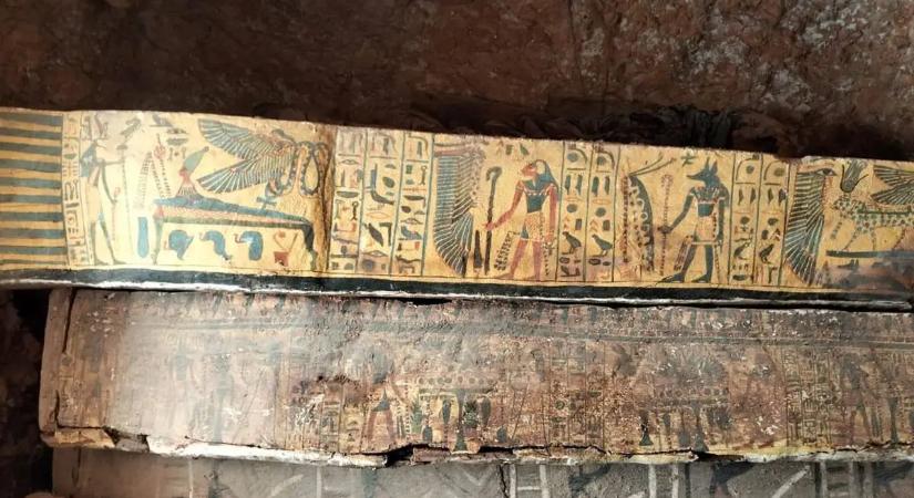 Szenzációs felfedezés Luxorban: 22 díszes koporsóba zárt múmiát találtak egy rejtett sírkamrában