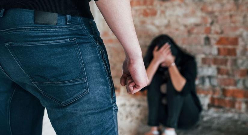 Utcai erőszak Tolnában – terhes nő és párja lett az áldozat