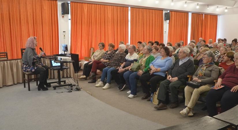 Újra változatos előadásokkal várják az ötven év felettieket