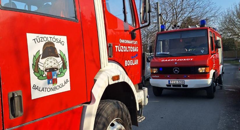 Tűz a Balaton-parton: Fonyódon a vasúti kerítésnél csaptak fel a lángok