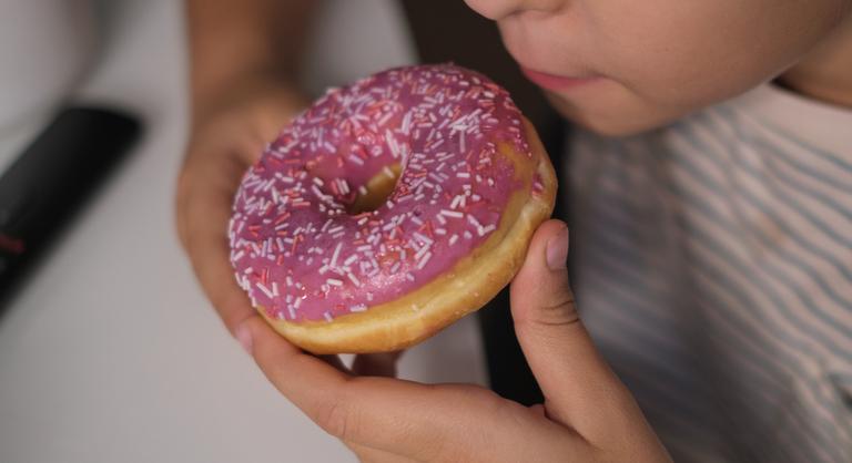 Világszerte több mint 220 millió gyereket fenyeget az elhízás veszélye
