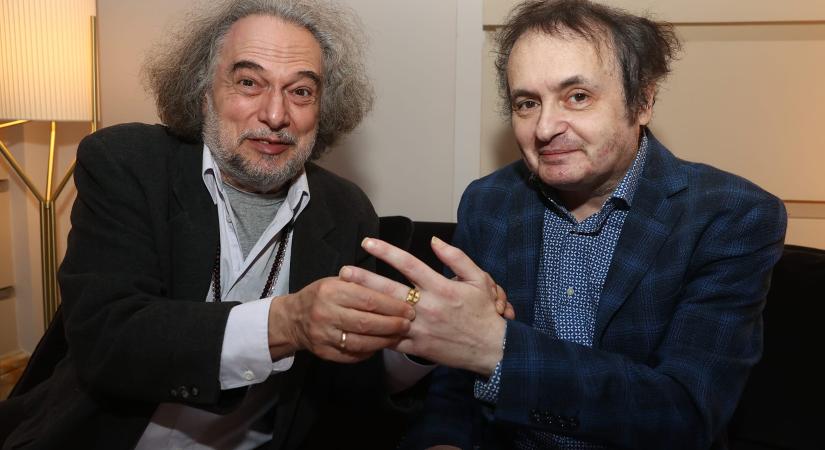 A Katasztrófavédelem törte rá az ajtót Galla Miklósra, mentők vitték kórházba