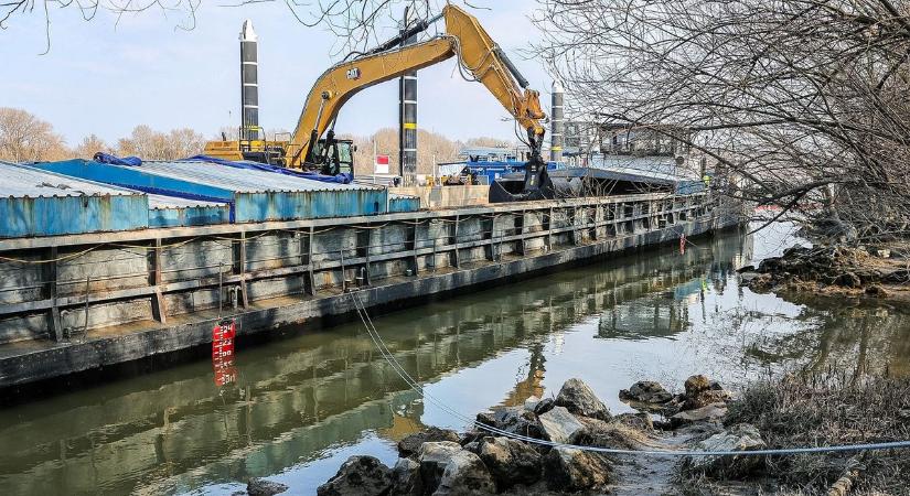 Rakodják a léket kapott uszály rakományát Vámosszabadinál - Friss fotók a helyszínről