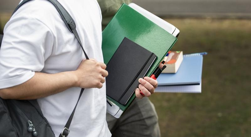 Mérföldkő: a lefordítottakkal szemben elsőbbséget élveznek a magyar nyelven írt tankönyvek