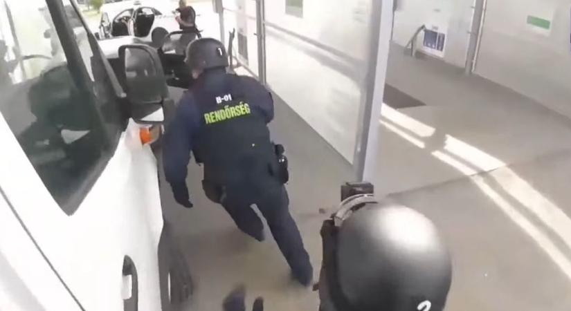 Egy autómosóban csaptak le a rendőrök a kecskeméti dílerekre, videón az óriási akció