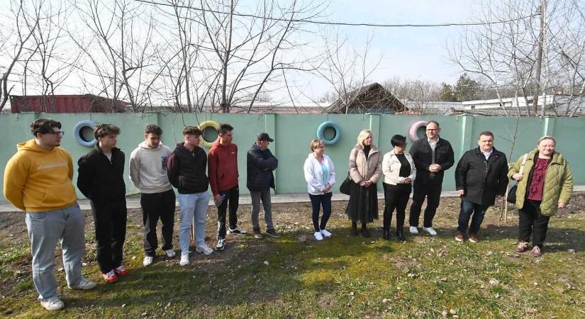 Könyvek helyett ezúttal térkő: technikumi diákok tették szebbé egy idősotthon udvarát