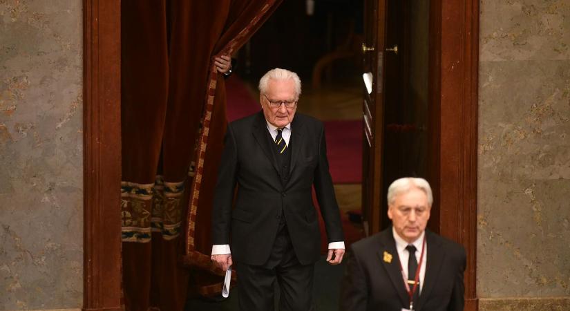 Róna Péter: Honnan arrogálta magának a hatalom, hogy a kétharmad az alkotmányozó többség?