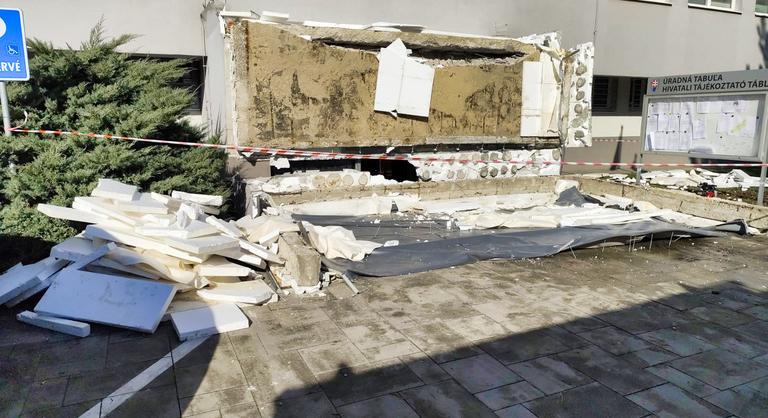 Az orvosok napokig küzdöttek az életéért, de meghalt a komáromi tetőomlás súlyos sérültje