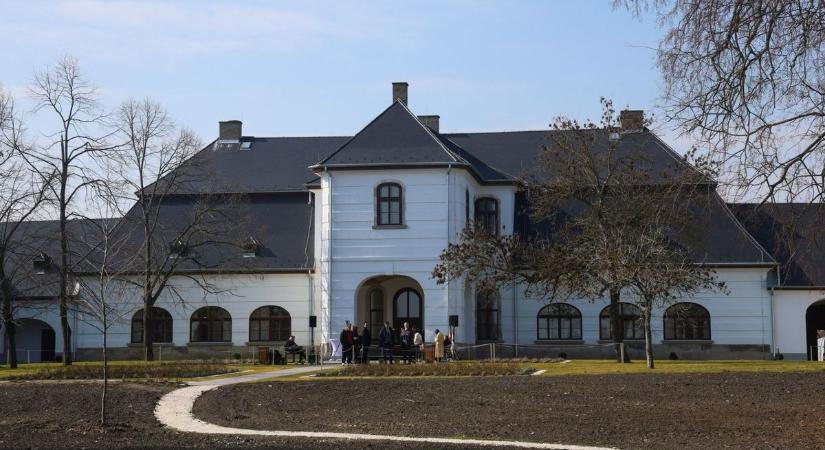 Videón a felújított boconádi kastély