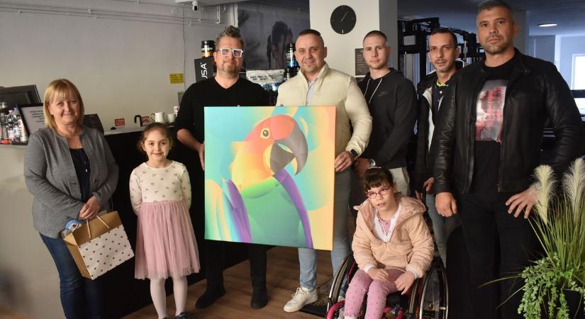 Több százezer forintot hozott a jótékonysági licit a súlyos beteg pápai kislány támogatására