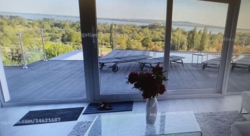 Örök balatoni panoráma, modern elegancia, feszített víztükrű medence – valódi luxusingatlant találtunk Zalában