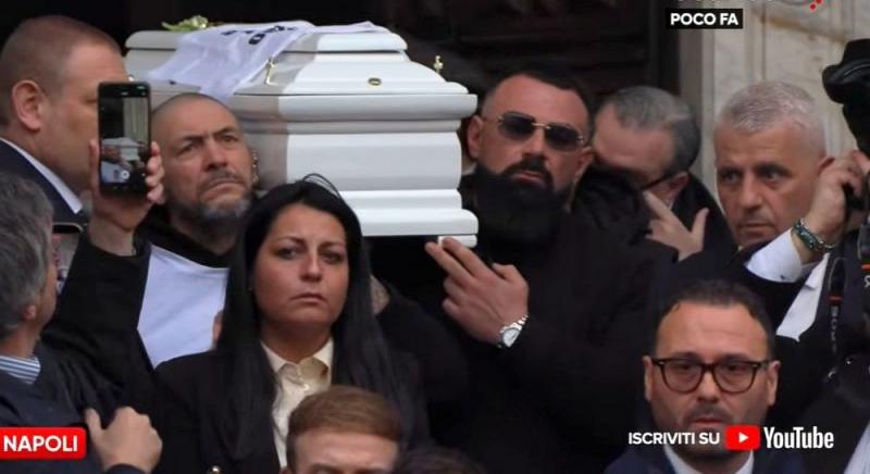 Búcsú a fagyott szívű kisfiútól – Meloni is ott volt a temetésen