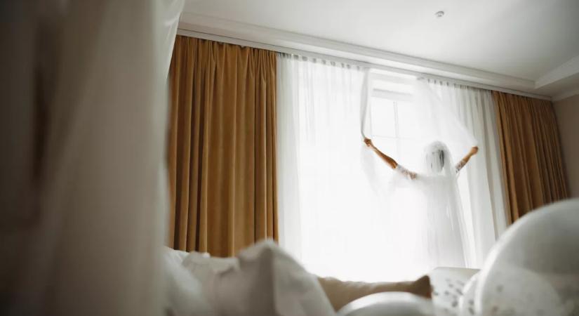 Szállodák féltve őrzött titka: nem a hipótól lesz vakítóan fehér a beszürkült függöny