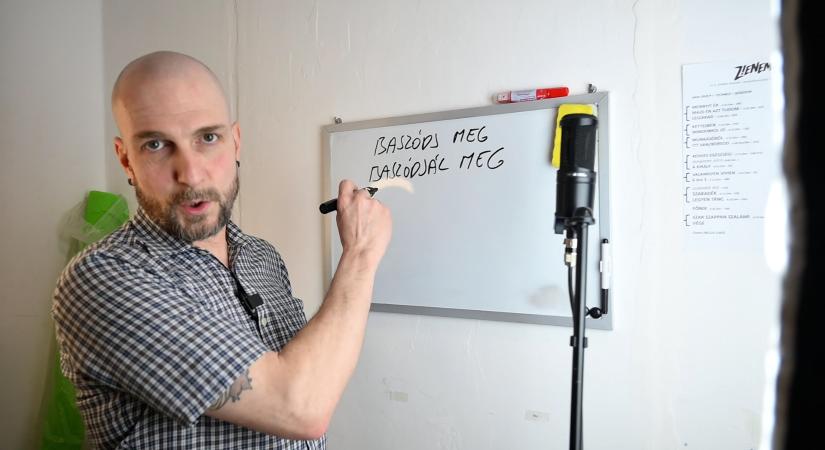 Káromkodva tanít helyesen írni Szabó Dániel – teltházas előadásaiért rajonganak a magyarok