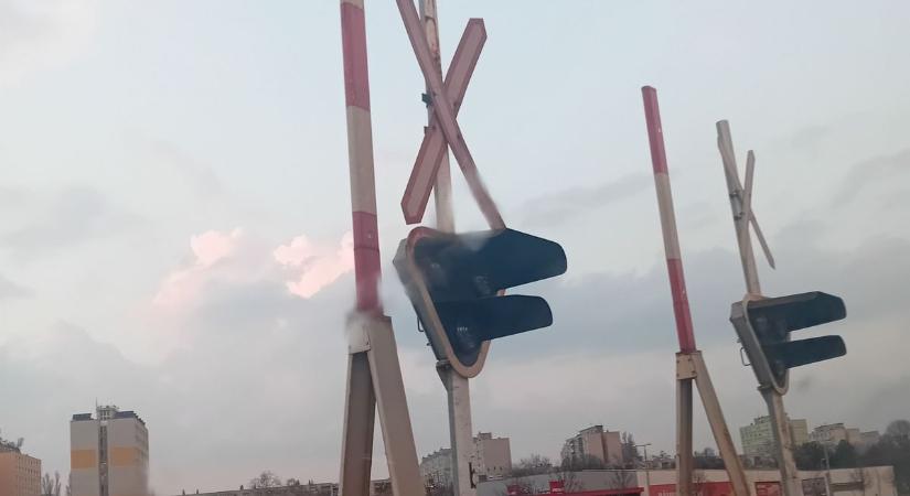 Óvatosan a vasúti átjárónál - Nem működik a fényjelzés Győrben - videó