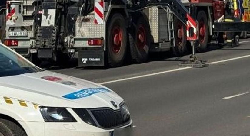 Borzalmas tragédia: 50 tonnás jármű gázolta el a biciklist, a helyszínen életét vesztette (videó)