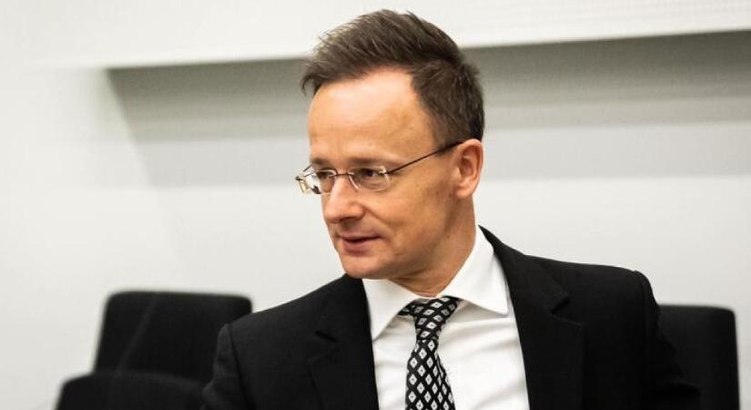 Kettővel több emberrel tér haza a gép Moszkvából Szijjártó Péterrel a fedélzetén