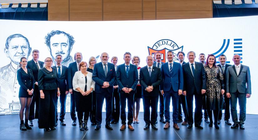 Mérföldkő a műszaki és informatikai képzésben