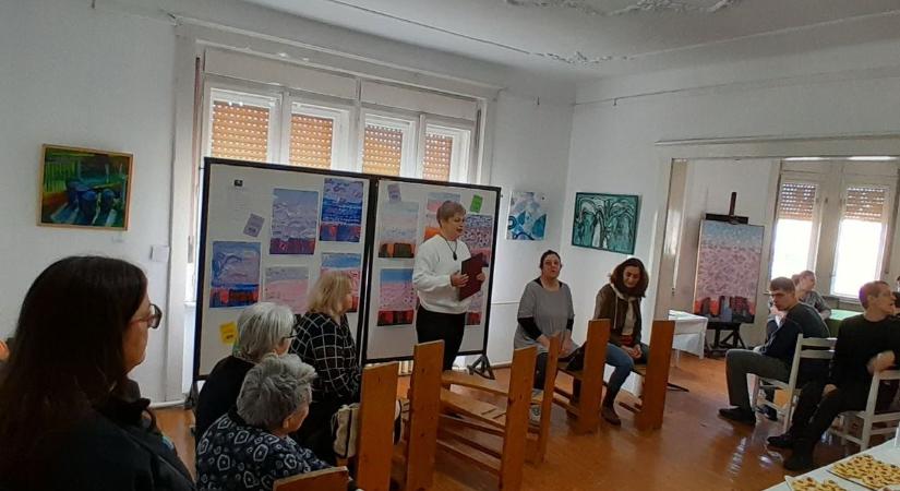 Érzékenyítő élmények: fogyatékkal élők különleges alkotásaiból nyílt kiállítás a Hamza Múzeumban