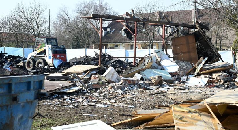 Elkezdődött a munka, így néz ki most a leégett szolnoki karateterem helye – galériával, videóval