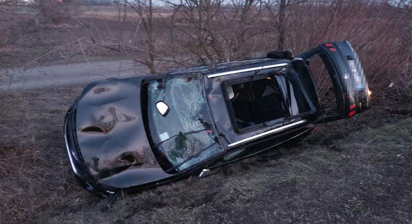 Árokba csapódott és oldalára borult egy autó Rozsrétszőlőnél – gyermek is megsérült a 4-es főúti balesetben (fotókkal)