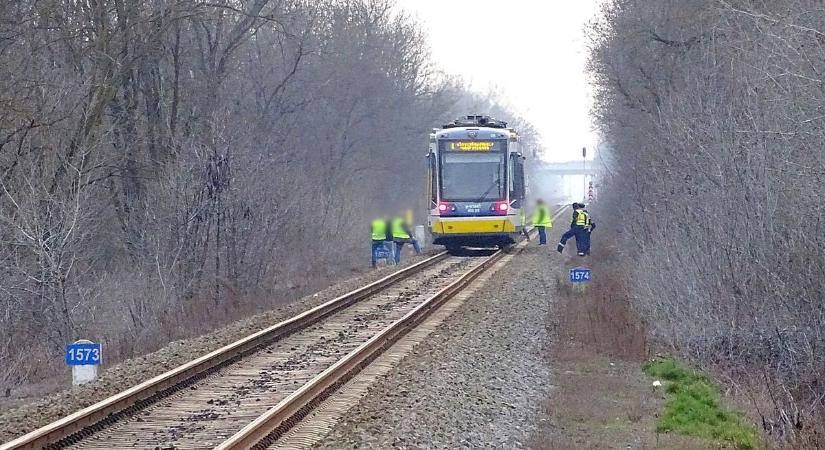 Képeken a tragédia: halálos gázolás történt a tram-train vonalán