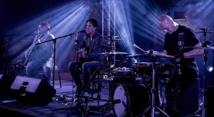 Kimondatlan érzések és lírai varázslat – itt van Kiss Tibi és az Aranyakkord új klipje