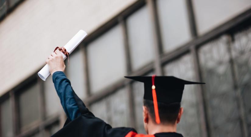 Bruttóban 1 millió forint felett keresnek átlagosan a diplomások
