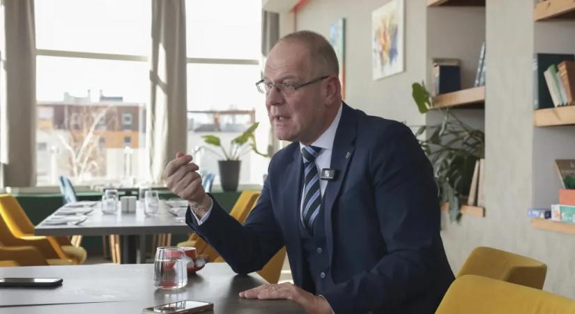 Navracsics nem ismer háborúpárti politikust Magyarországon