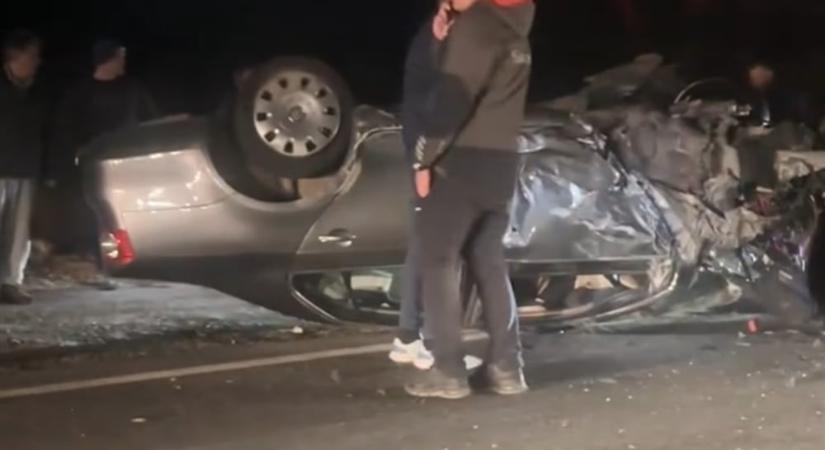 Súlyos baleset a 1-es országúton – Ketten megsérültek (VIDEÓ)