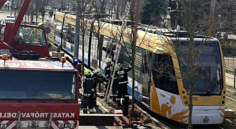 Szörnyű tragédia: a DKV dolgozóját gázolta halálra a villamos Debrecenben – fotókkal, videóval