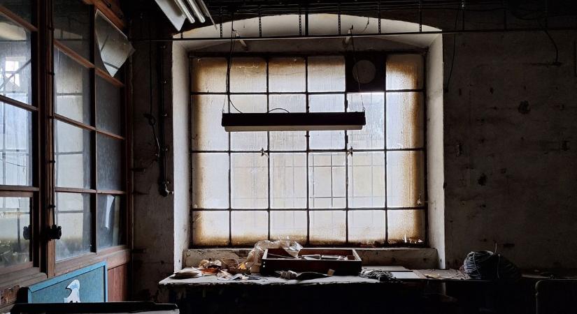 Luxusból pusztulás–egykor emberek százai dolgoztak itt, most az enyészet fogadta a nyíregyházi urbexest