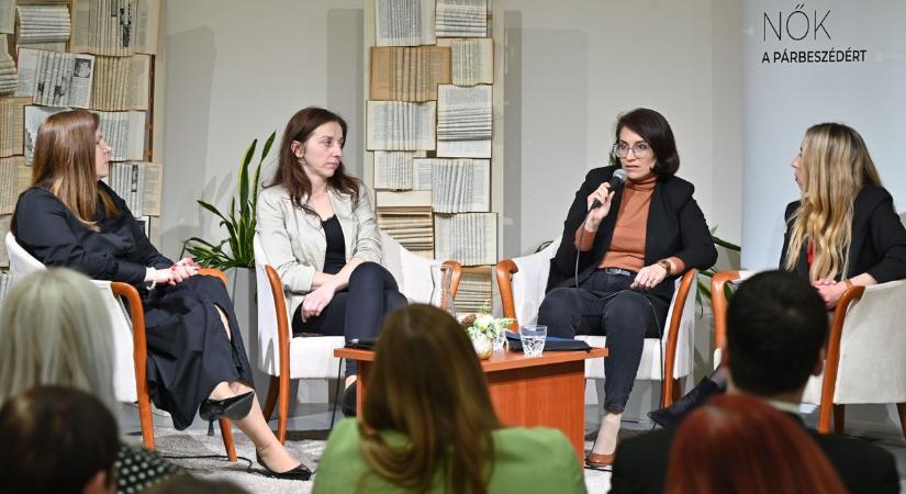 Nők a háború ellen – Beszélgetés a győri könyvtárban - fotók