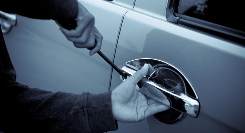 Édesanyjához sietett az autótolvaj