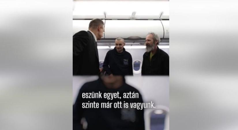 Videón, ahogy a szabadon bocsátott magyar foglyok felszállnak a gépre, és Szijjártó Péter üdvözli őket