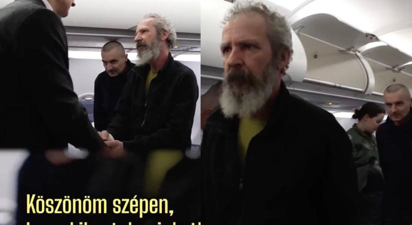 Megható videó: Szijjártó Péter fogadta a magyar hadifoglyokat