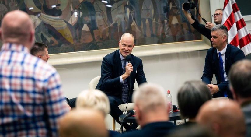 Szalay-Bobrovniczky Kristóf: Épségben hazaért a magyarokért indult első mentesítő járat Jordániából (videó)