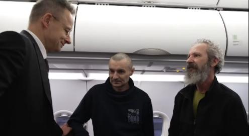 Szijjártó a hazafelé tartó repülőgépen beszélgetett a Putyin által elengedett két hadifogollyal