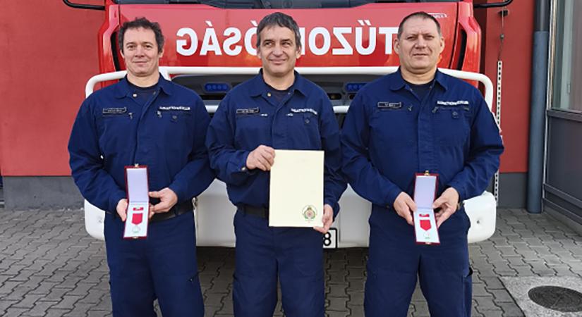 Szolgálati elismerések Szarvason: díjazták a tűzoltókat