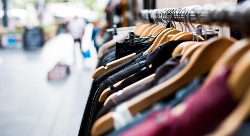 Hamisított ruhákat, parfümöket foglaltak le a Golgota úti piacon