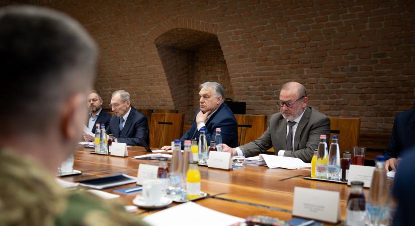 Aláírta Orbán Viktor: magyar kontingenst küld a Barátság vezetékhez Ukrajnába